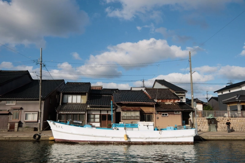 水路に白い船が停泊する日本の風景