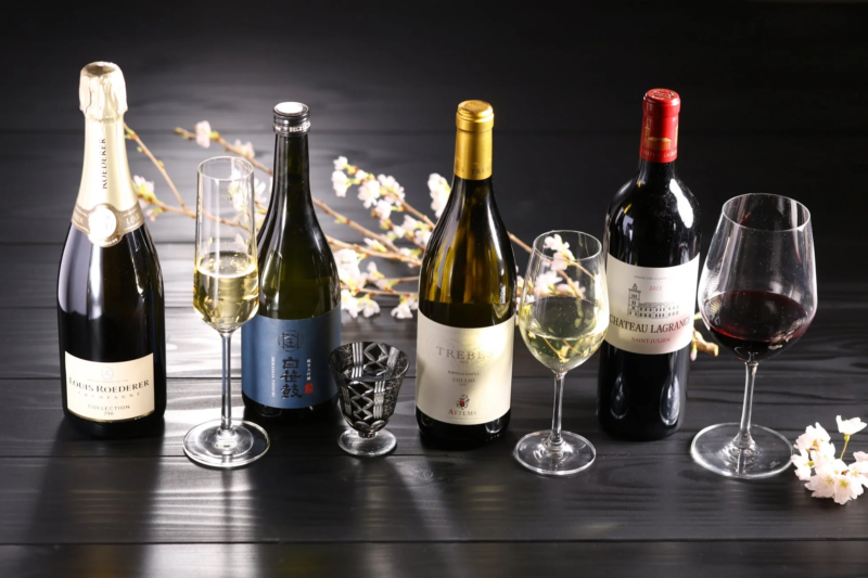 シャンパン、日本酒、白ワイン、赤ワインのボトルとグラス