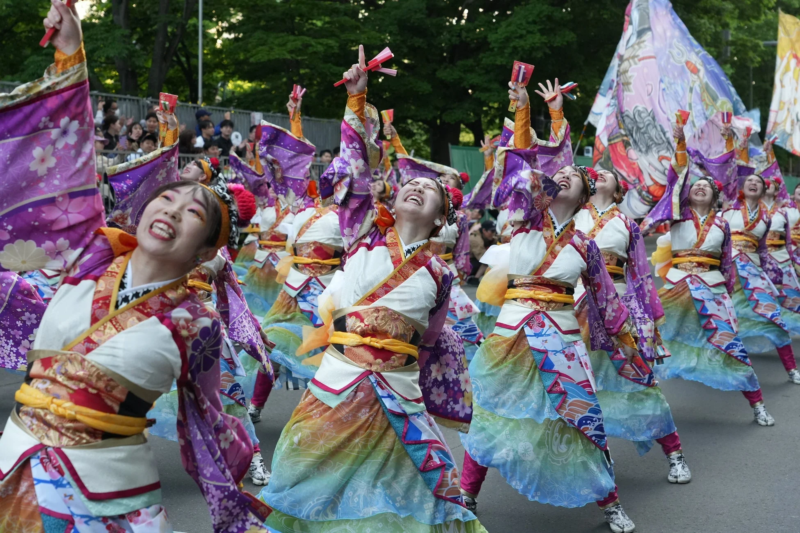 鮮やかな衣装の踊り子たち