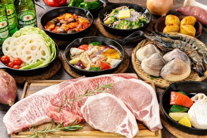 牛肉、豚肉、エビ、アサリ、新鮮な野菜など、豪華な食材が豊富に並べられています