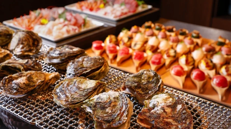 新鮮な牡蠣が並べられたグリルを中心としたシーフードビュッフェ