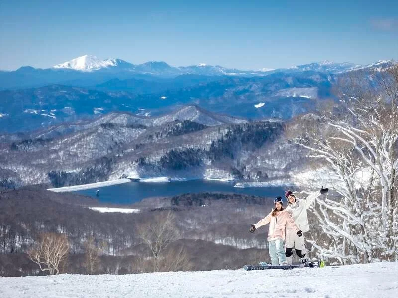 スキー、スノーボードを楽しむカップル