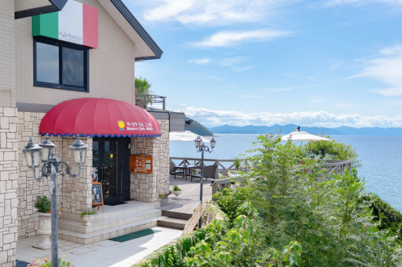 海沿いに建つベーカリーカフェの外観