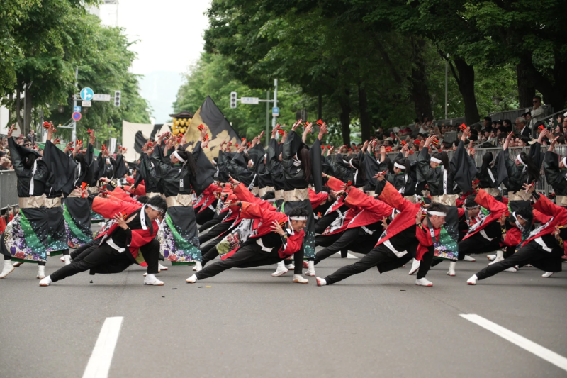 路上で踊る大勢の参加者