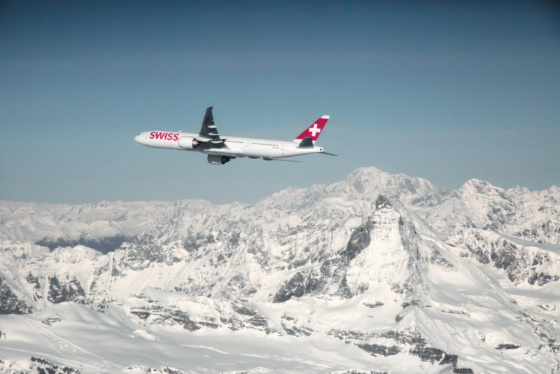 スイスインターナショナルエアラインズの飛行機と雪山