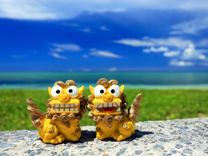 沖縄のシーサーと海