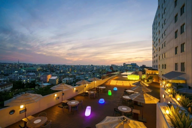 夕暮れ時の屋上テラス