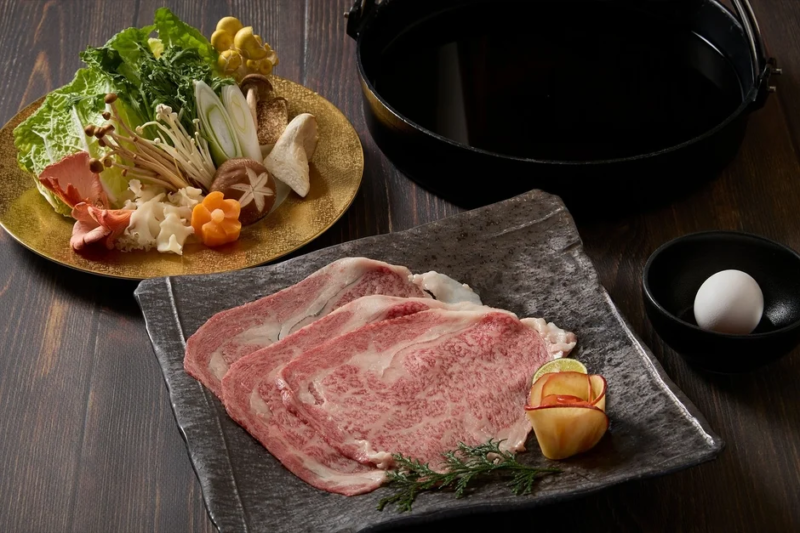 豪華な鍋料理の食材