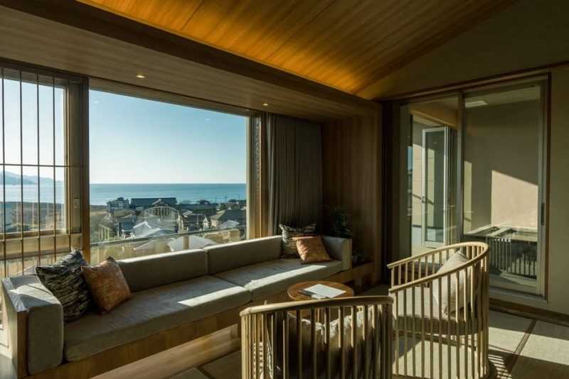 広々とした窓から海と街並みを一望できる和モダンなリビングルーム