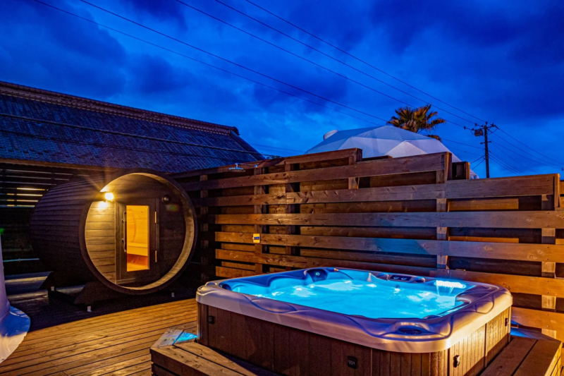 バレルサウナとジャグジーの夜景