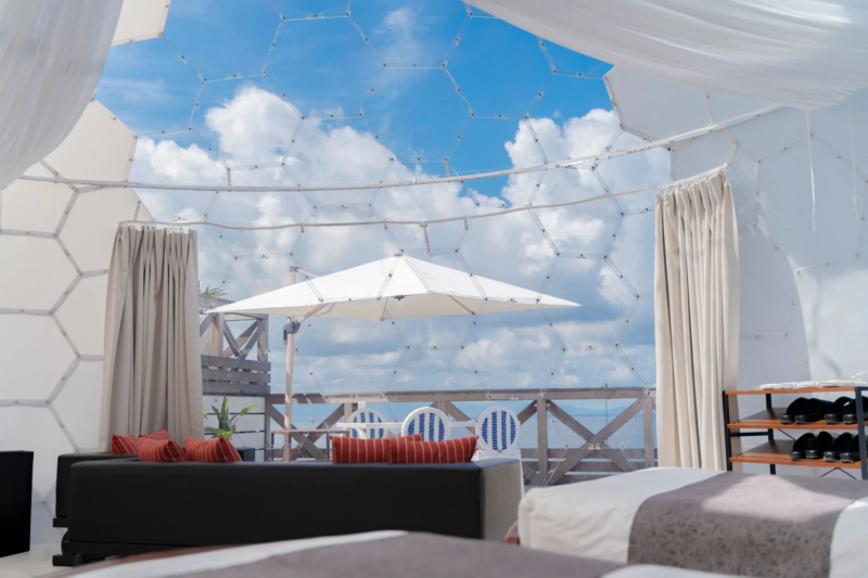 透明なドーム型施設から、青い空と海を望むリゾート感あふれる室内