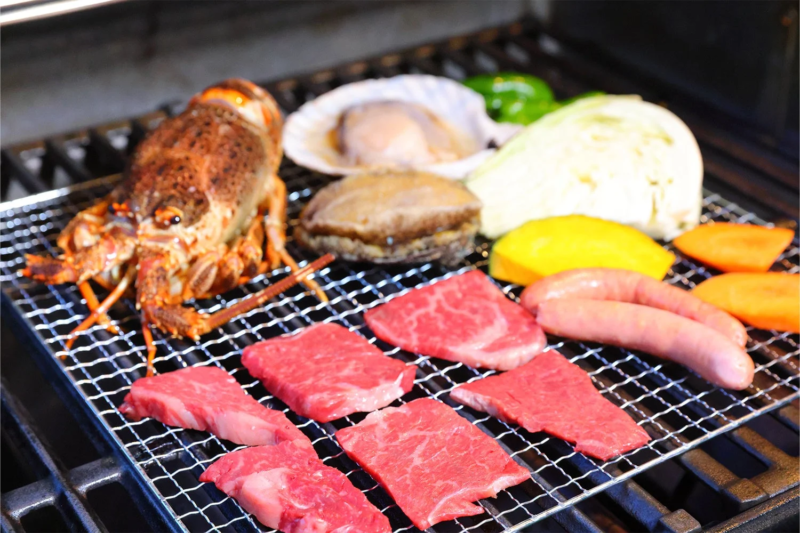 伊勢海老やホタテが焼かれた豪華なBBQ