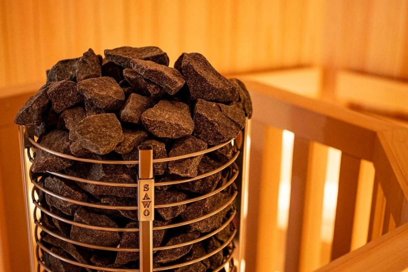 サウナヒーターに積み上げられたサウナストーン
