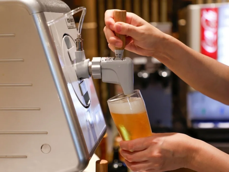 グラスにビールを注ぐ様子