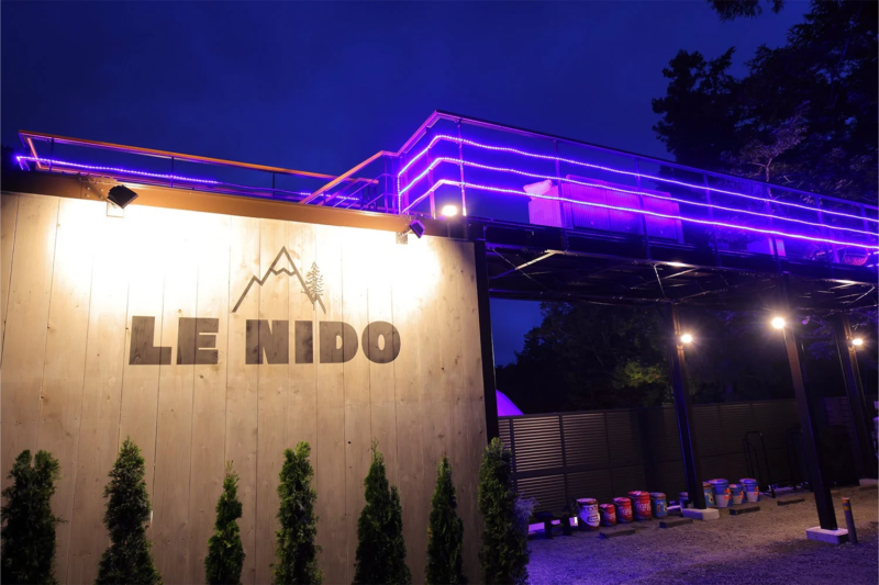 LE NIDOのライトアップされた看板