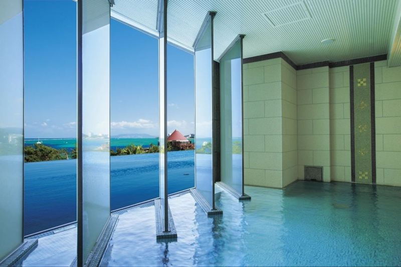 海を望む屋内プール