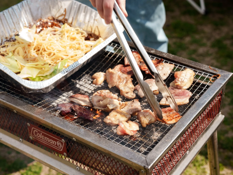Coleman製のグリルで肉を焼いている様子