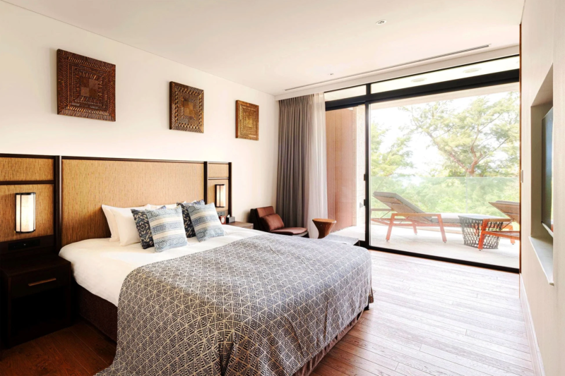 沖縄のプール付エグゼクティブスイート ツインの寝室