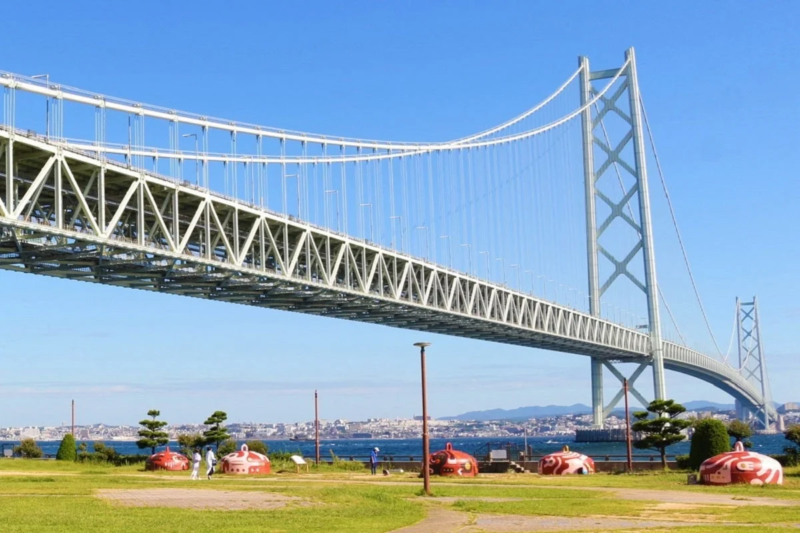明石海峡大橋とタコオブジェ