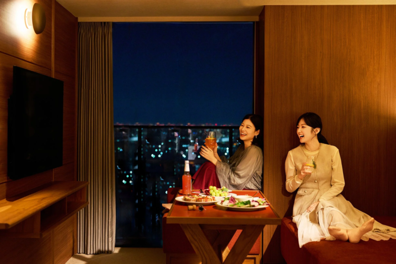 客室で食事を楽しむ女性