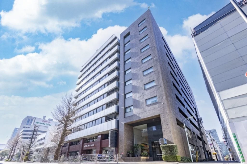 都市のビル群に建つ東急ステイ