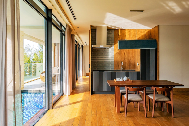 沖縄のプール付エグゼクティブスイートのキッチン・ダイニング