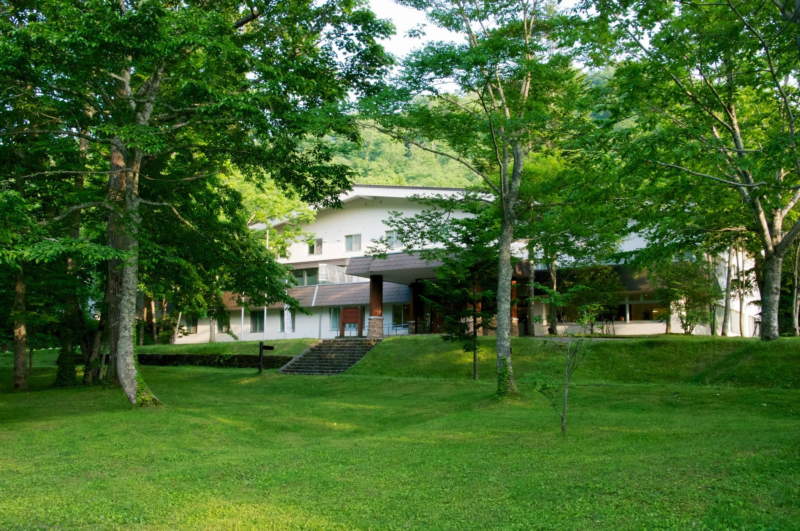 モダンなデザインの建物