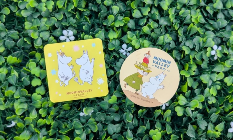 ムーミンバレーパークのロゴが入ったムーミンキャラクターのコースター