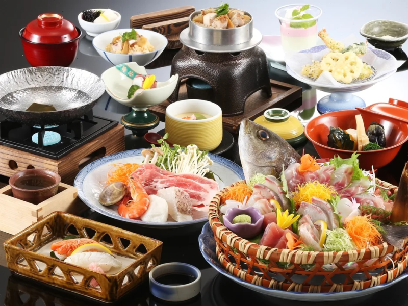 豪華な日本料理の食卓