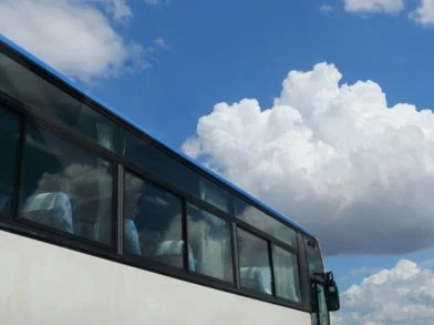 青空の下を走るバス