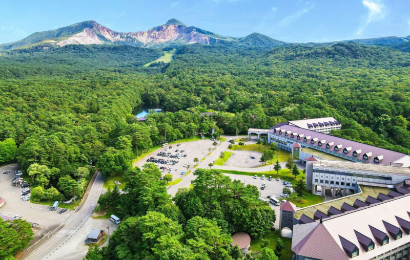 広大な森と湖に囲まれたリゾートホテル