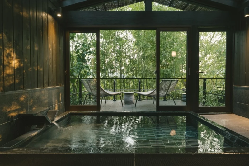 竹林に面したプライベートな露天風呂とテラス