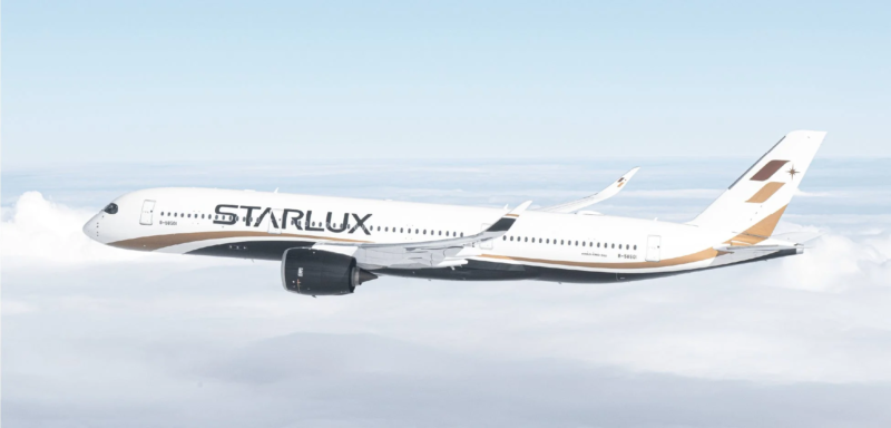 青空を飛行するスターラックス航空のエアバスA350-900型機