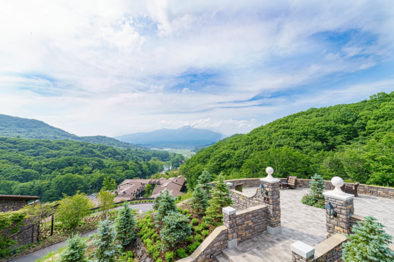 石造りのテラスから山々を望む壮大な景色