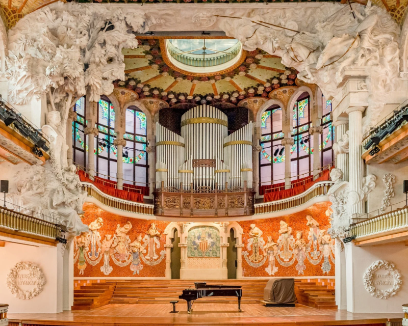 壮麗なオルガン、美しいステンドグラス、精巧な彫刻、モザイクで飾られた壁