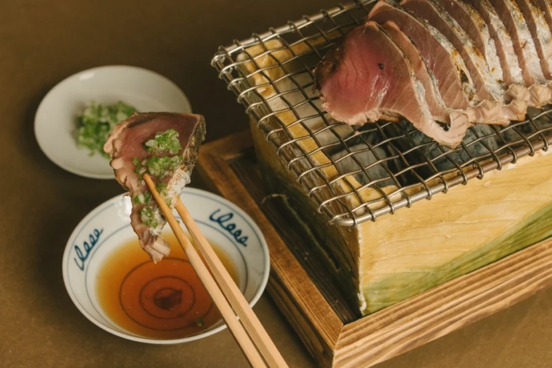 藁焼きされた鰹のたたき