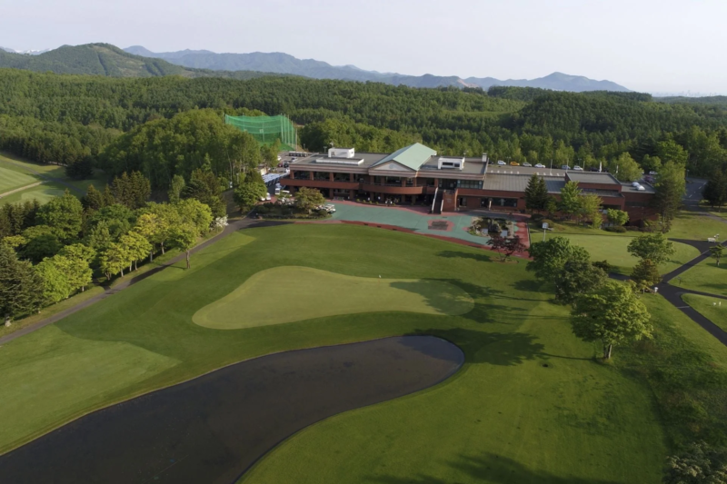 クラブハウスとゴルフコース