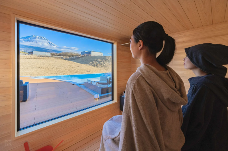 富士山とプールを望む