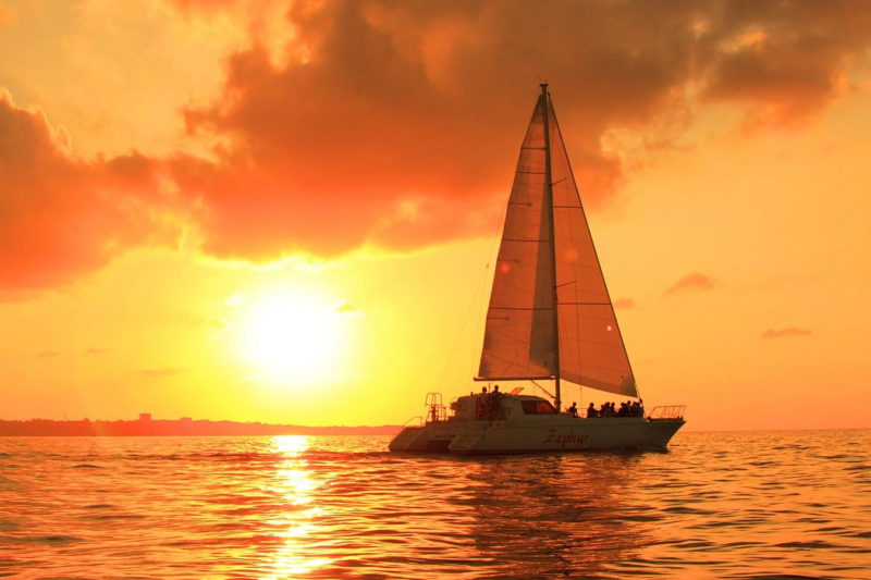 夕焼けの帆船