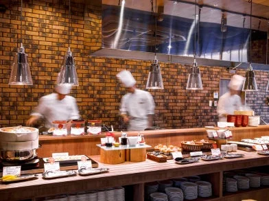 オープンキッチンでのビュッフェ