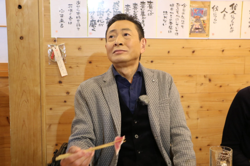 食事を楽しむ男性