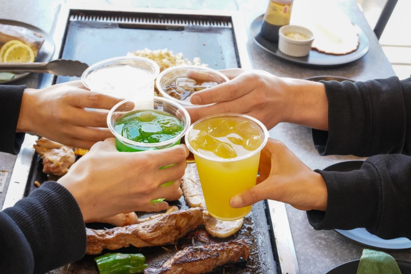 バーベキューで乾杯する様子