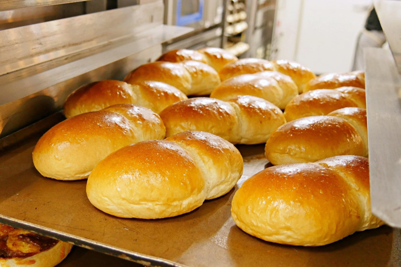 トレイに並べられた焼きたてのパン