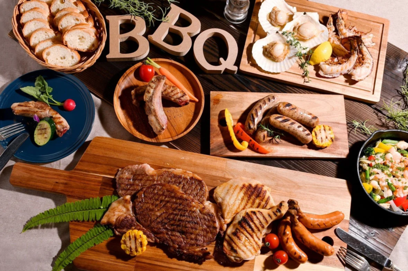 豊富な食材が並ぶBBQ料理