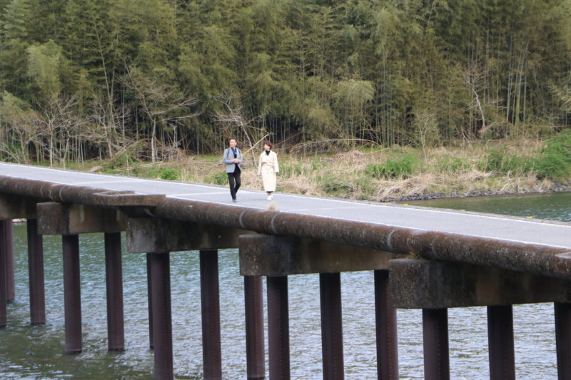 仁淀川にかかる名越屋沈下橋を渡る人々