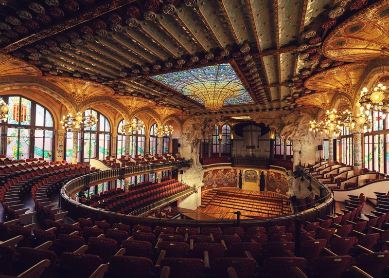 豪華な客席とステンドグラスが特徴のコンサートホールの内部