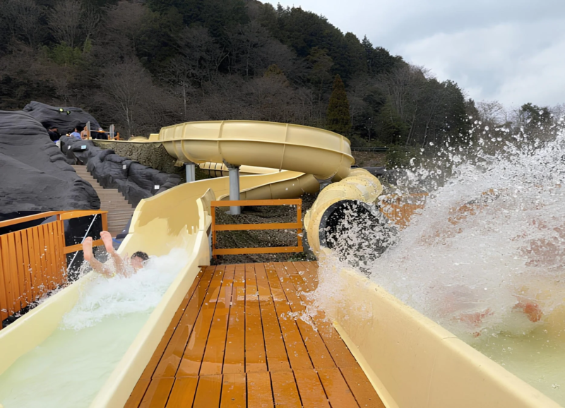 ウォータースライダー