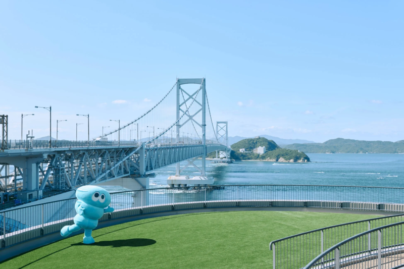 明石海峡大橋とマスコットキャラクター