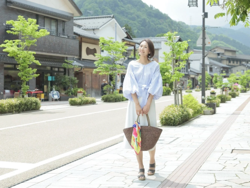 伝統的な街並みを歩く女性