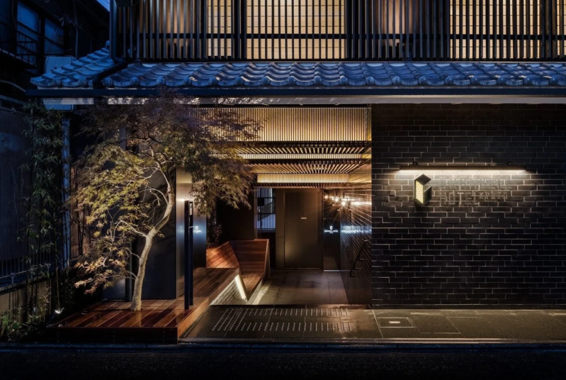 夜のグランベルホテル京都のエントランス